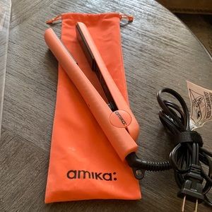 AMIKA Straightener